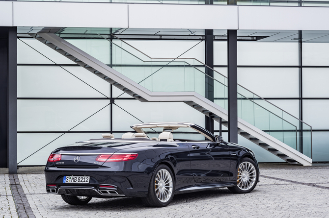 The roof fabric can be opened on the move at speeds up to 50km/h in 17 seconds The roof fabric can be opened on the move at speeds up to 50km/h in 17 seconds