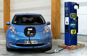 Nissan Begins Giving Out 400 Electric Car Chargers in Europe