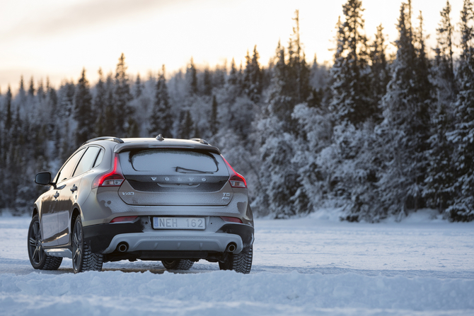 Volvo V40 T4 Momentum CC Cross Country Powershift Volvo V40 T4 Momentum CC Cross Country Powershift