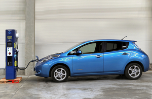 Nissan Begins Giving Out 400 Electric Car Chargers in Europe
