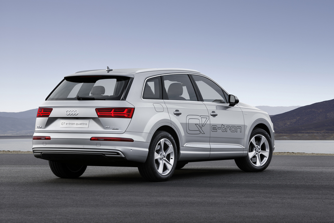 O novo sistema de gasolina-elétrico vai estrear primeiro na gama do Q7, mas será então introduzido noutros modelos O novo sistema de gasolina-elétrico vai estrear primeiro na gama do Q7, mas será então introduzido noutros modelos