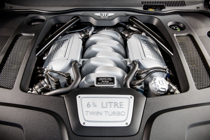No centro da nova versão de topo do Mulsanne está um motor atualizado 6.75-litros V8 twin-turbo No centro da nova versão de topo do Mulsanne está um motor atualizado 6.75-litros V8 twin-turbo