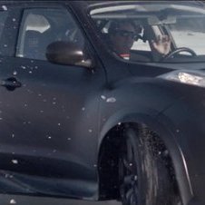 A Nissan levou o Juke-R do Dubai para a Noruega colocou-lhe uns pneus com pregos e foi deslizar A Nissan levou o Juke-R do Dubai para a Noruega colocou-lhe uns pneus com pregos e foi deslizar