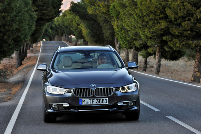 Estará disponível inicialmente nas versões 328i com 245cv, 320d com 184cv e 330d com 258cv. Estará disponível inicialmente nas versões 328i com 245cv, 320d com 184cv e 330d com 258cv.