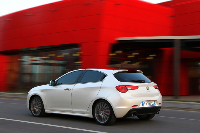 People :: Alfa Romeo Giulietta 1.4 TB 170 HP Start&Stop photo ...
