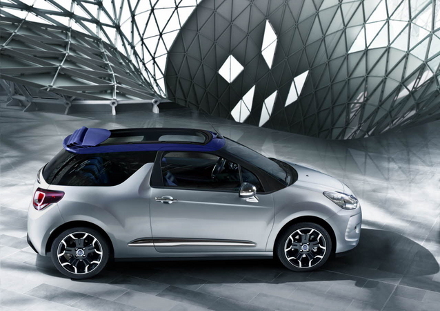 Em termos acústicos, os engenheiros da Citroën tentaram reduzir o barulho com o teto aberto no interior do DS3 Cabrio Em termos acústicos, os engenheiros da Citroën tentaram reduzir o barulho com o teto aberto no interior do DS3 Cabrio