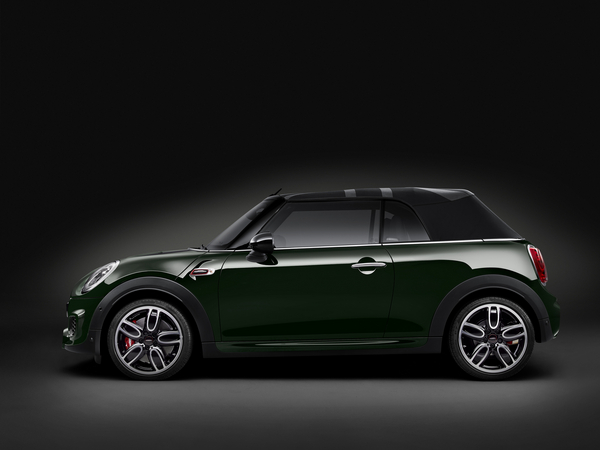 With a manual six-speed gearbox, the vehicle can accelerate from 0 to 100km/h in 6.6 seconds with a top speed set at 242km/h With a manual six-speed gearbox, the vehicle can accelerate from 0 to 100km/h in 6.6 seconds with a top speed set at 242km/h