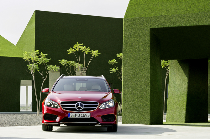 A Mercedes-Benz acaba de revelar oficialmente o renovado modelo executivo Classe E A Mercedes-Benz acaba de revelar oficialmente o renovado modelo executivo Classe E