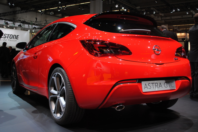 Opel Astra GTC 1.6 Turbo Edition Opel Astra GTC 1.6 Turbo Edition