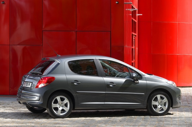 Peugeot 207 Premium 1.4 HDi Peugeot 207 Premium 1.4 HDi