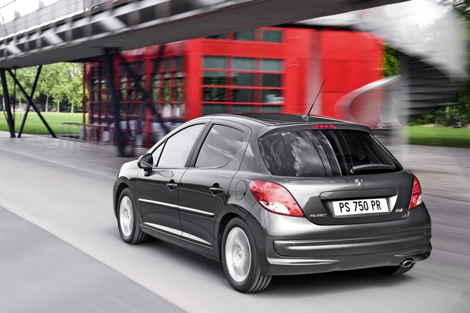 Peugeot 207 Premium 1.4 HDi Peugeot 207 Premium 1.4 HDi