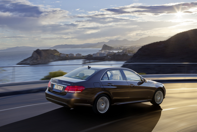 Além disso o E 250 torna-se no primeiro modelo desta classe a atingir uma eficiência de classe A Além disso o E 250 torna-se no primeiro modelo desta classe a atingir uma eficiência de classe A