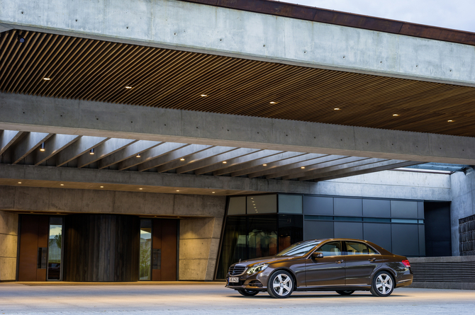A ampla gama de motores foi incrementada com a versão E 300 BlueTEC HYBRID A ampla gama de motores foi incrementada com a versão E 300 BlueTEC HYBRID