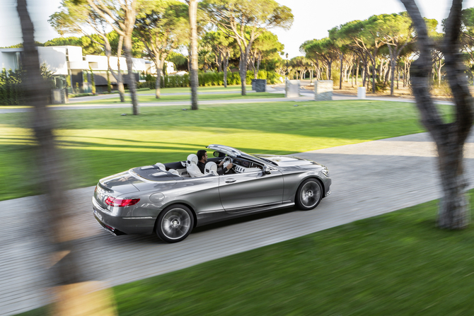 O novo Classe S Cabrio é visualmente idêntico ao coupé, à exceção da capota retrátil O novo Classe S Cabrio é visualmente idêntico ao coupé, à exceção da capota retrátil