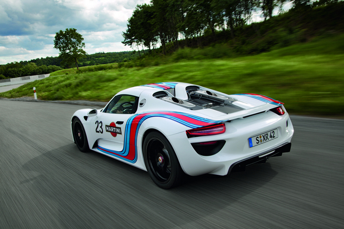 O novo supercarro da Porsche tem sido amplamente anunciado através das redes sociais O novo supercarro da Porsche tem sido amplamente anunciado através das redes sociais