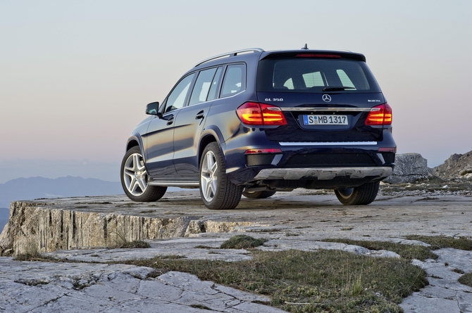 A Mercedes lança o Classe GL, o maior e mais luxuoso SUV da marca A Mercedes lança o Classe GL, o maior e mais luxuoso SUV da marca