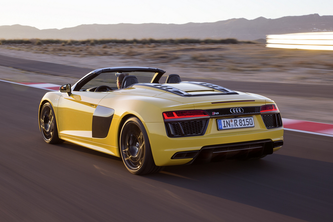 A capota de lona do R8 Spyder é totalmente automática e abre e fecha em 20 segundos a velocidades até 50km/h A capota de lona do R8 Spyder é totalmente automática e abre e fecha em 20 segundos a velocidades até 50km/h