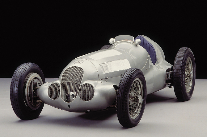 The W125 was powered by a supercharged, in-line 8 engine with 600hp The W125 was powered by a supercharged, in-line 8 engine with 600hp