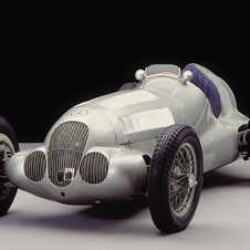 The W125 was powered by a supercharged, in-line 8 engine with 600hp