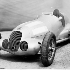 The car was driven by Rudolf Caracciola to the championship in 1937
