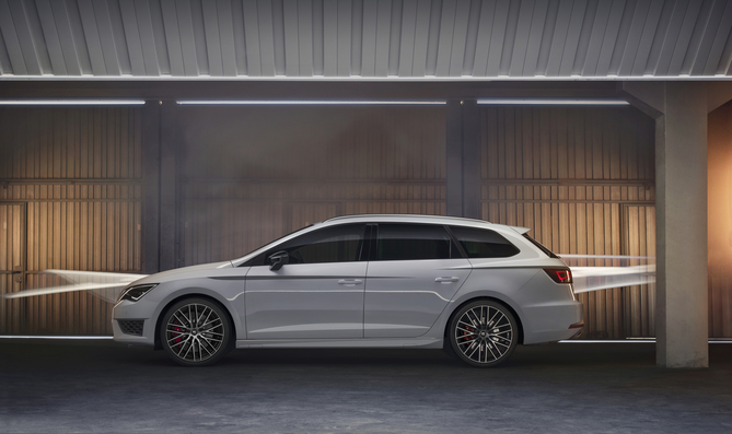 O Leon ST Cupra recebe os mesmos upgrades de equipamento e o potente motor das versões de três e cinco portas do Leon Cupra O Leon ST Cupra recebe os mesmos upgrades de equipamento e o potente motor das versões de três e cinco portas do Leon Cupra