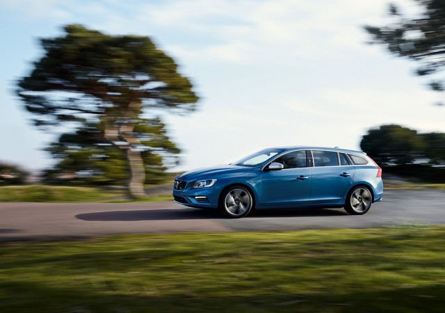 Volvo V60 D6 AWD R-Design Momentum Plug-in Hybrid Volvo V60 D6 AWD R-Design Momentum Plug-in Hybrid