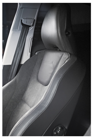 Um dem Fahrer besseren Halt zu geben, sind auch die Sitze mit Alcantara bezogen. Um dem Fahrer besseren Halt zu geben, sind auch die Sitze mit Alcantara bezogen.