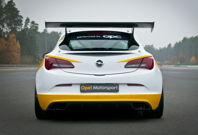 ...den Opel ab der Saison 2013 in einer Rennversion für den Kundensport anbietet. ...den Opel ab der Saison 2013 in einer Rennversion für den Kundensport anbietet.
