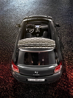 The horizontal level goes just behind the passengers' head
