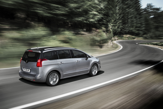 Peugeot 5008 Allure 7L 2.0 HDi CVM6 JLL17 Peugeot 5008 Allure 7L 2.0 HDi CVM6 JLL17
