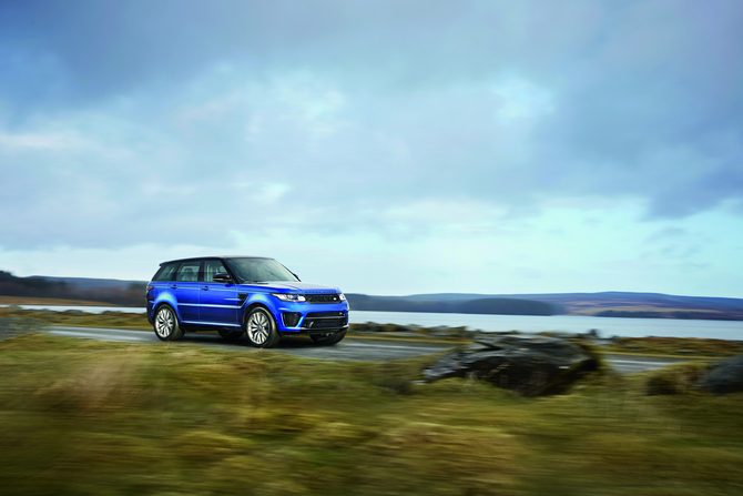 A versão SVR recebe um motor 5.0 V8 Supercharged com 550cv de potência e 680Nm de binário A versão SVR recebe um motor 5.0 V8 Supercharged com 550cv de potência e 680Nm de binário