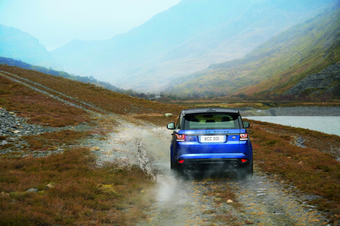 O Range Rover Sport SVR consegue acelerar de 0 a 100 km/h em apenas 4,7 segundos e atingir uma velocidade máxima de 260 km/h O Range Rover Sport SVR consegue acelerar de 0 a 100 km/h em apenas 4,7 segundos e atingir uma velocidade máxima de 260 km/h