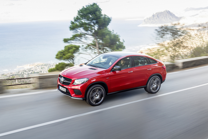 The model was designed with a focus on the essential features of two different automobile genres The model was designed with a focus on the essential features of two different automobile genres