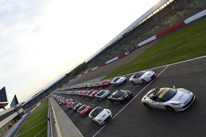 964 Ferraris schaffen Guinness Weltrekord in Silverstone 964 Ferraris schaffen Guinness Weltrekord in Silverstone