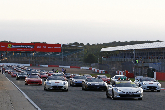 964 Ferraris schaffen Guinness Weltrekord in Silverstone 964 Ferraris schaffen Guinness Weltrekord in Silverstone