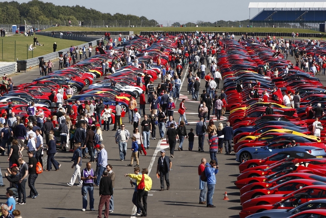 964 Ferraris schaffen Guinness Weltrekord in Silverstone 964 Ferraris schaffen Guinness Weltrekord in Silverstone