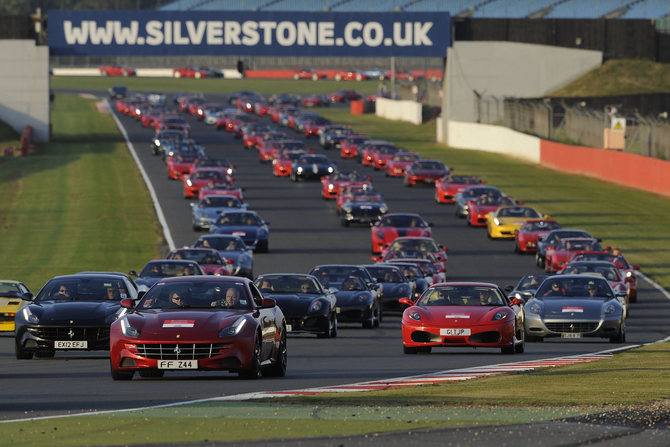 964 Ferraris schaffen Guinness Weltrekord in Silverstone 964 Ferraris schaffen Guinness Weltrekord in Silverstone