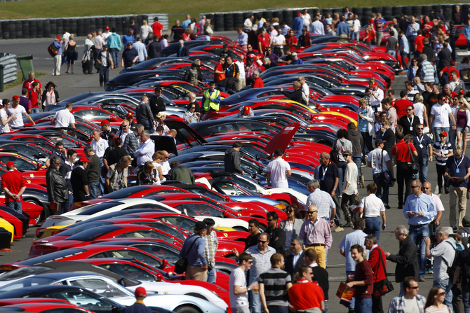 964 Ferraris schaffen Guinness Weltrekord in Silverstone 964 Ferraris schaffen Guinness Weltrekord in Silverstone