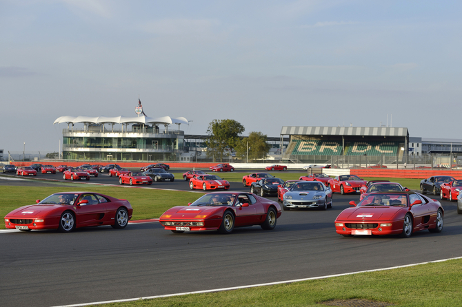 964 Ferraris schaffen Guinness Weltrekord in Silverstone 964 Ferraris schaffen Guinness Weltrekord in Silverstone