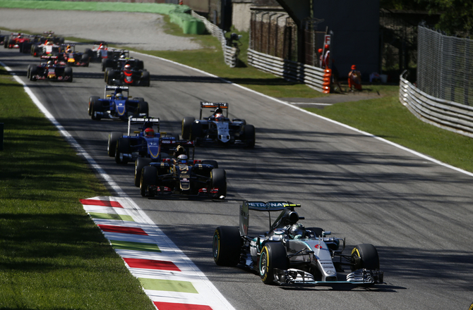 O britânico liderou de início ao fim e tem agora 53 pontos de avanço sobre Rosberg O britânico liderou de início ao fim e tem agora 53 pontos de avanço sobre Rosberg