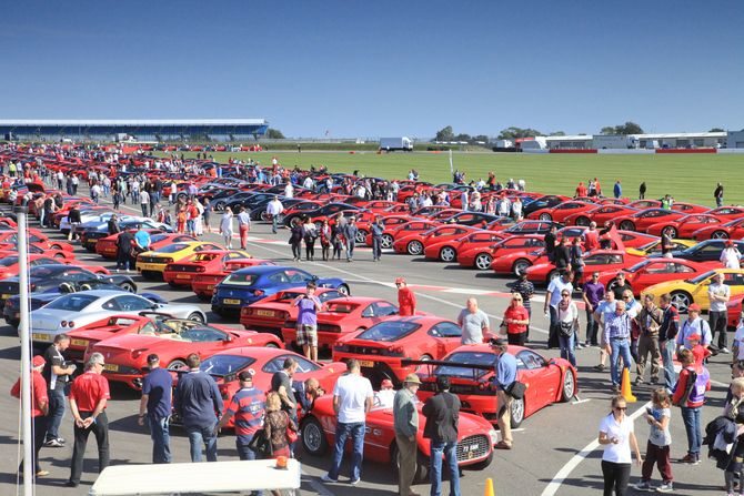 964 Ferraris schaffen Guinness Weltrekord in Silverstone 964 Ferraris schaffen Guinness Weltrekord in Silverstone