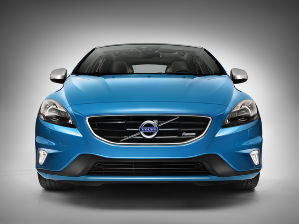 Der Kühlergrill der R-Design Front glänzt in schwarzem Klavierlack. Der Kühlergrill der R-Design Front glänzt in schwarzem Klavierlack.