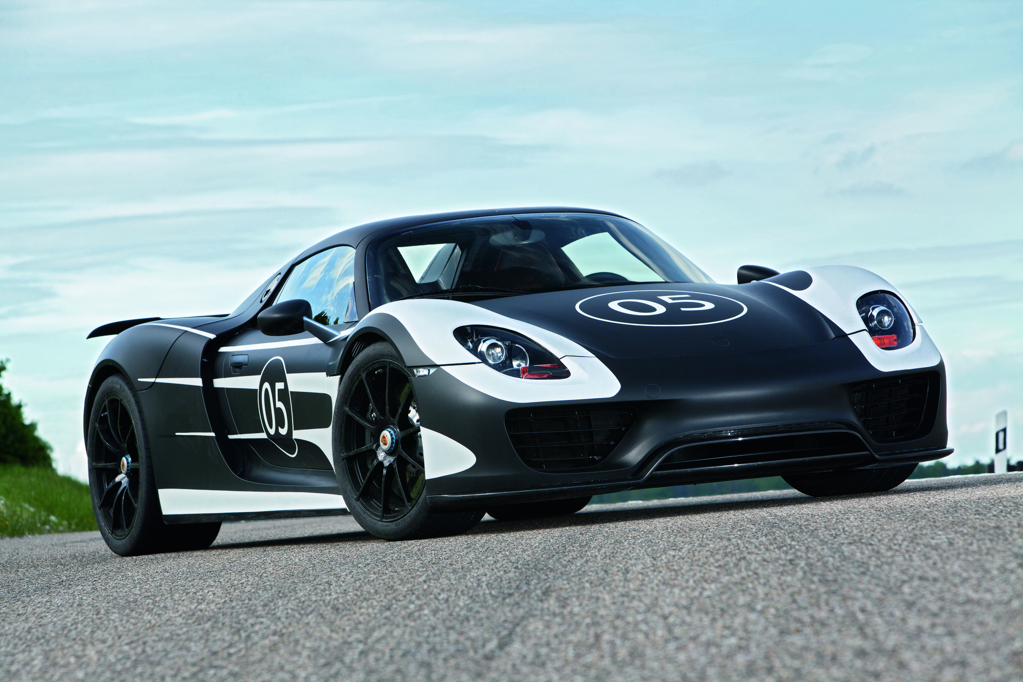 The car's V8 engine is the 4.6l from the LMP2 RS Spyder with 570hp