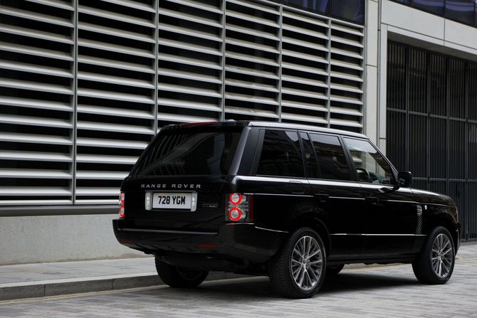 Land Rover Range Rover 44 TDV8 Autobiography Black share tell a friend