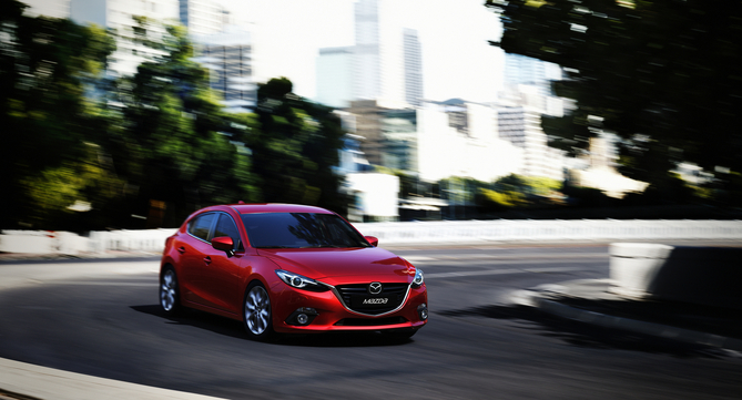 O design dianteiro recebe a mesma inspiração do Mazda6 e CX-5 O design dianteiro recebe a mesma inspiração do Mazda6 e CX-5