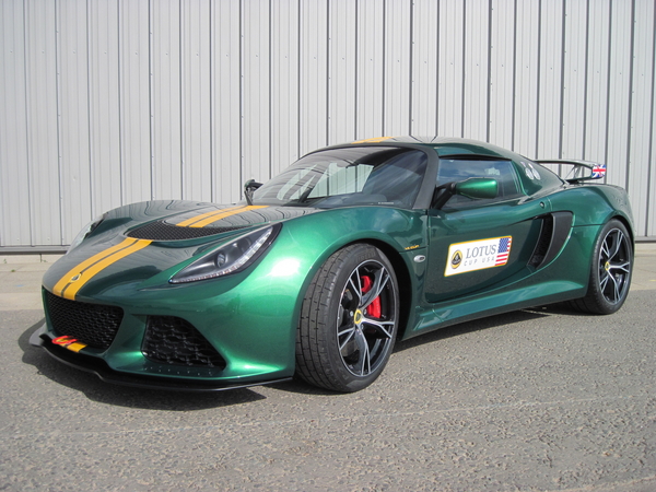 Os carros estão equipados com o equipamento de segurança exigido pela FIA Os carros estão equipados com o equipamento de segurança exigido pela FIA
