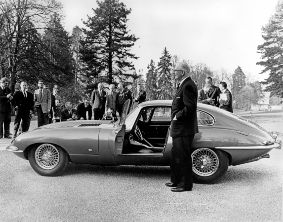 Already at its launch the Jaguar E-Type scored points with two convincing arguments... Already at its launch the Jaguar E-Type scored points with two convincing arguments...