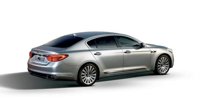 The flagship sedan comes with LED headlights and blind spot detection The flagship sedan comes with LED headlights and blind spot detection