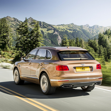 O Bentayga atinge os 100km/h em 4.1 segundos e uma velocidade de 301km/h