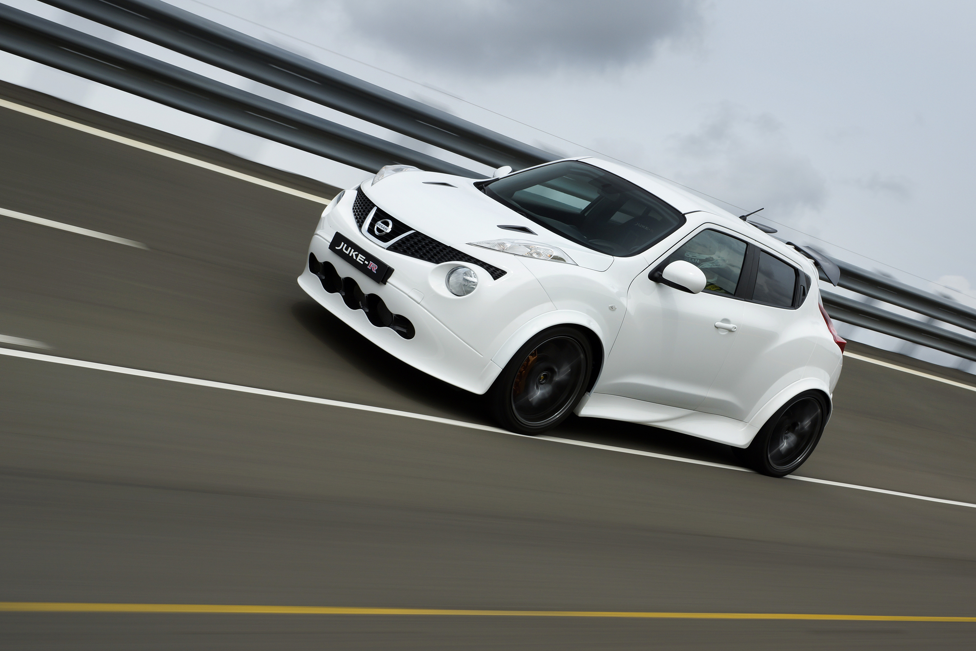First Nissan Juke-R Finished with 545hp and New Body Kit